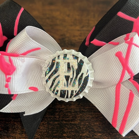 "E" Monogram Bow - Picture 4 of 8